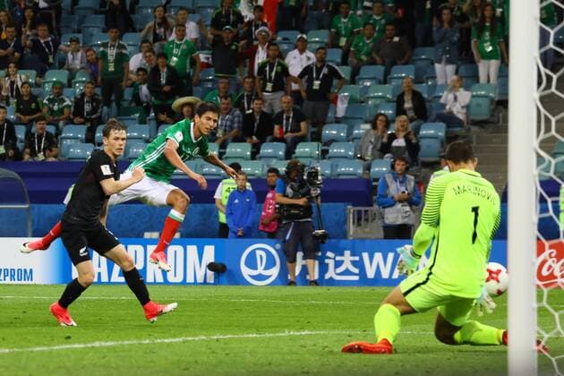 Juergen Damm (Mexiko, Mexico) gegen Michael McGlinchey (Neuseeland, New Zealand), Torwart Stefan Marinovic (Neuseeland, New Zealand) haelt - 21.06.2017: Mexiko vs. Neuseeland, Fisht Stadium Sotschi