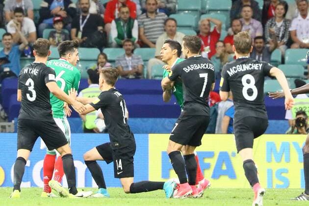 Rangelei zwischen beiden Teams beginnt - 21.06.2017: Mexiko vs. Neuseeland, Fisht Stadium Sotschi