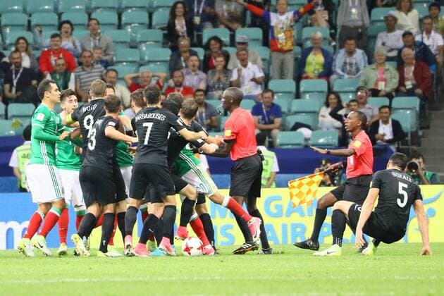 Rangelei zwischen beiden Teams beginnt, Schiedsrichter Bakary Gassama (Gambia) überfordert - 21.06.2017: Mexiko vs. Neuseeland, Fisht Stadium Sotschi