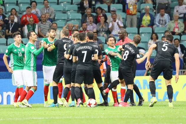 Rangelei zwischen beiden Teams beginnt, Schiedsrichter Bakary Gassama (Gambia) überfordert - 21.06.2017: Mexiko vs. Neuseeland, Fisht Stadium Sotschi