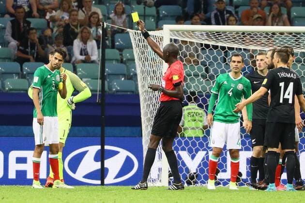Schiedsrichter Bakary Gassama (Gambia) zeigt Diego Reyes (Mexiko, Mexico) Gelb - 21.06.2017: Mexiko vs. Neuseeland, Fisht Stadium Sotschi