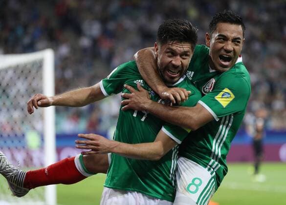 Bilder des Tages - SPORT (170622) -- SOCHI, June 22, 2017 -- Oribe Peralta (L) of Mexico celebrates scoring with his teammate Marco Fabian during the group A match between Mexico and New Zealand of the 2017 FIFA Confederations Cup in Sochi, Russia, on June 21, 2017. Mexico won 2-1. ) (SP)RUSSIA-MOSCOW-FIFA-CONFED CUP-MEX VS NZL XuxZijian 