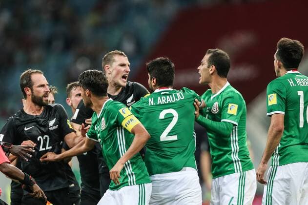 Bilder des Tages - SPORT (170622) -- SOCHI, June 22, 2017 -- Players fight during the group A match between Mexico and New Zealand of the 2017 FIFA Confederations Cup in Sochi, Russia, on June 21, 2017. Mexico won 2-1. ) (SP)RUSSIA-MOSCOW-FIFA-CONFED CUP-MEX VS NZL WuxZhuang 
