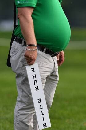 Themen der Woche - Sport Bilder des Tages - SPORT Mann mit dickem Bauch,Fettleibigkeit,Wampe,Bierbauch,Bauchfett haelt ein Schild Bitte Ruhe .Dicker Bauch. ProAm ,GOLF,BMW International Open 2017 am 21.06.2017 in Muenchen Eichenried.