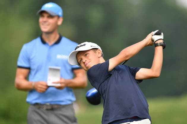 Marc STEINHAUSER (SUI,junges Nachwuchstalent), Aktion,hi:Martin KAYMER (GER). ProAm ,GOLF,BMW International Open 2017 am 21.06.2017 in Muenchen Eichenried.