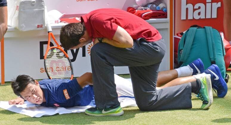 Bilder des Tages - SPORT Tennis: Nishikori retires hurt in Germany for 3rd straight year Japan s Kei Nishikori receives a massage during his second-round match against Russia s Karen Khachanov at the Gerry Weber Open in Halle, Germany, on June 22, 2017. Nishikori retired from the match while trailing 3-2 in the first set. 