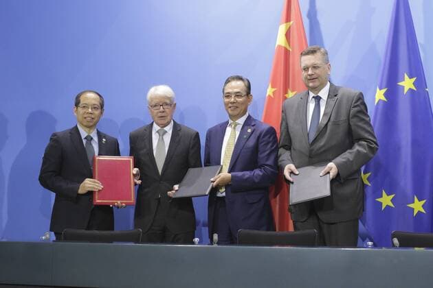 Berlin, Bundeskanzleramt, Unterzeichnung von mehreren Vereinbarungen zur Stärkung der deutsch-chinesischen Zusammenarbeit im Bereich Fußball in Anwesenheit von ChefBK, BM Peter Altmaier, und der stellvertretenden Premierministerin der Volksrepublik China, Liu Yandong, Foto: Cai Zhenhua, chinesischer Tischtennisspieler, -trainer und -funktionär, BVB-Präsident Dr. Reinhard Rauball, stellvertretende Bildungsminister Hao Ping, Reinhard Grindel, Präsident des DFB Berlin Federal Chancellery Signature from several Agreements to Strengthening the German Chinese Cooperation in Range Football in Presence from ChefBK BM Peter Altmaier and the Deputy Prime Minister the People u0026 39;s Republic China Liu Yandong Photo Cai Zhenhua Chinese Table tennis Tischtennis player team manager and Functionary Borussia President Dr Reinhard Rauball vice Education Minister Hao Ping Reinhard Grindel President the DFB Berlin Bundeskanzleramt Unterzeichnung von mehreren Vereinbarungen zur Stärkung der deutsch chines imago 74882933