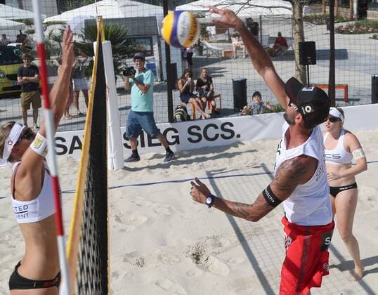 Beach volleyball Beachvolleyball - FIVB Beachvolleyball WC VOESENDORF,AUSTRIA,22.JUN.17 - BEACHVOLLEYBALL - FIVB Beach Volleyball World Championships, Opening Beach Area SCS Multiplex. Image shows Stefanie Schwaiger (AUT), Clemens Doppler (AUT) and Katharina Schuetzenhoefer (AUT). GEPAxpictures xChristianxOrt