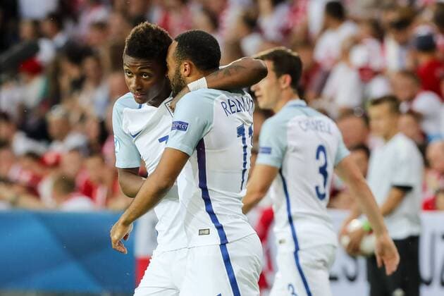 Kielce, Polen, 22.06.2017, Laenderspiel, Gruppenphase - Under 21 European Championship EM Europameisterschaft England - Polen, Tor zum 1:0 Torschuetze Demarai Gray (GBR) wird von Nathan Redmond (GBR) bejubelt ( DeFodi507