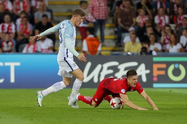 Kielce, Polen, 22.06.2017, Laenderspiel, Gruppenphase - Under 21 European Championship EM Europameisterschaft England - Polen, Alfie Mawson (GBR) und Krzysztof Piatek (POL) im Zweikampf ( DeFodi507