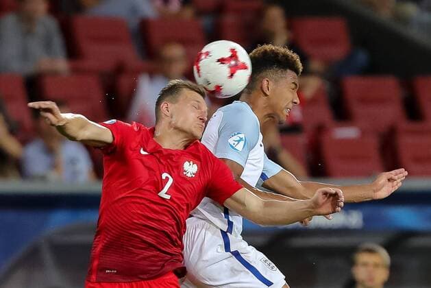 Kielce, Polen, 22.06.2017, Laenderspiel, Gruppenphase - Under 21 European Championship EM Europameisterschaft England - Polen, Mason Holgate (GBR) und Pawel Jaroszynski (POL) im Zweikampf ( DeFodi507
