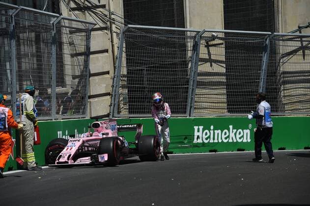 Sergio Perez (Sahara Force India F1 Team)steht nach dem Unfall neben seinem Auto, Grosser Preis von Aserbaidschan 2017, Freies Training, Motorsport, Formel 1, 23.06.2017, Baku Copyright: xAndre Eibner-Pressefotox EP_JAE