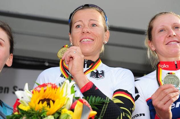 Bilder des Tages - SPORT Trixi Worrack ( GER CANYON - SRAM Racing ) gewinnt zum 3. Mal den Titel im Einzelzaitfahren der Frauen - Podium - Siegerehrung - Querformat - quer - horizontal - Event Veranstaltung: Deutsche Meisterschaften - Einzelzeitfahren Frauen - Chemnitz to nach Chemnitz 31.2 km - Location Ort: Chemnitz - Germany Deutschland - Europe Europa - Date Datum: 23.06.2017