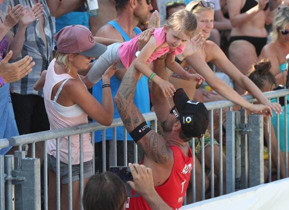 Beach volleyball Beachvolleyball - CEV EC 2017 BADEN,AUSTRIA,24.JUN.17 - BEACH VOLLEYBALL - CEV European Beach Volleyball Championships, men. Image shows the rejoicing of Clemens Doppler (AUT) and his family. GEPAxpictures xChristianxOrt