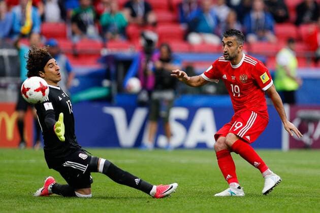 Bilder des Tages - SPORT Mexico vs. Russia SAO PETERSBURGO, MO - 24.06.2017: MEXICO VS. RUSSIA - SAMEDOV Alexander of Russia scores goal in offside position during Mexico-Russia match valid for the third round of the 2017 Confederations Cup on Saturday (24th) held Arena Kazan in Kazan, Russia. (Photo: Marcelo Machado de Melo Fotoarena) x1343533x  MarceloxMachadoxdexMelo