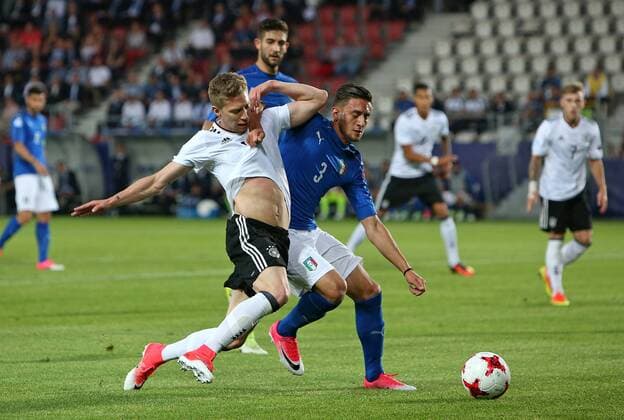 Bilder des Tages - SPORT Fußball, U21 EM, Italien - Deutschland 24.06.2017, Fussball U21 U 21 Europameisterschaft 2017 in Polen, Gruppe C, Italien - Deutschland im Cracovia-Stadion Krakau. v.l. Mitchell Weiser (Deutschland) gegen Antonio Barreca (Italien) 