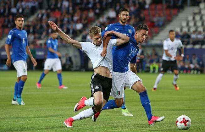 Fußball, U21 EM, Italien - Deutschland 24.06.2017, Fussball U21 U 21 Europameisterschaft 2017 in Polen, Gruppe C, Italien - Deutschland im Cracovia-Stadion Krakau. v.l. Mitchell Weiser (Deutschland) gegen Antonio Barreca (Italien) 