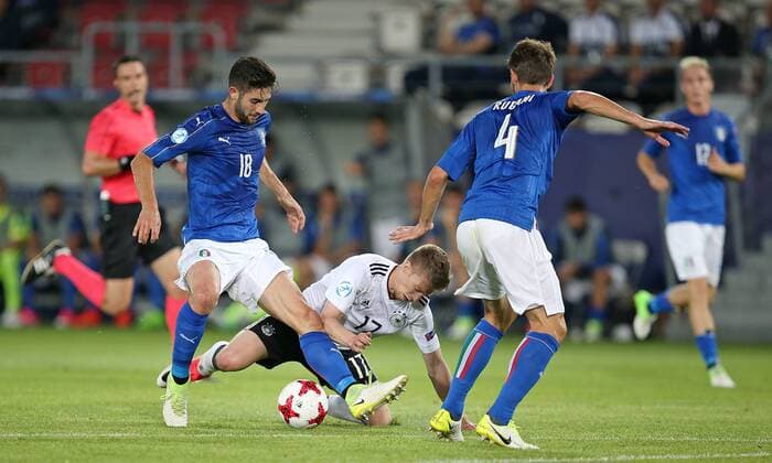 24.06.2017, Fussball U21 U 21 Europameisterschaft 2017 in Polen, Gruppe C, Italien - Deutschland im Cracovia-Stadion Krakau. v.l. Roberto Gagliardini (Italien) gegen Mitchell Weiser (Deutschland) und Daniele Rugani (Italien) 