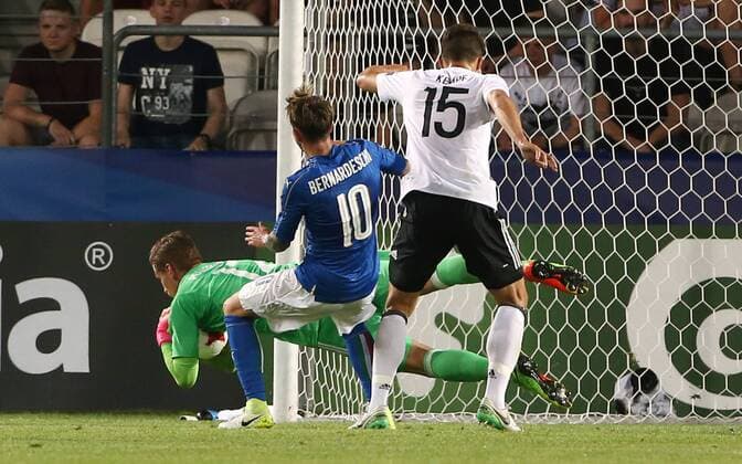 Torwart Julian Pollersbeck haltend, Federico Bernardeschi, Marc Oliver Kempf Aktion Spielszene Zweikampf Fußball Fussball U21 U 21 EM Europameisterschaft Länderspiel Saison 2016 2017 24.06.2017 DFB Nationalmannschaft GER BRDeutschland vs. Italien