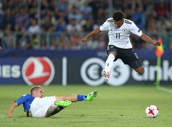 Fußball, U21 EM, Italien - Deutschland 24.06.2017, Fussball U21 U 21 Europameisterschaft 2017 in Polen, Gruppe C, Italien - Deutschland im Cracovia-Stadion Krakau. v.l. Andrea Conti (Italien) gegen Serge Gnabry (Deutschland) 
