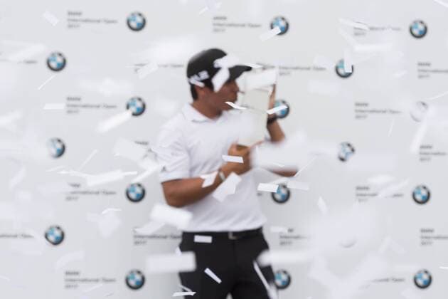 Bilder des Tages - SPORT GOLF - BMW International Open 2017 MOOSINNING,GERMANY,25.JUN.17 - GOLF - European Tour, BMW International Open, GC Muenchen Eichenried. Image shows presentation ceremony winner Andres Romero (ARG). GEPAxpictures xMarkusxFischer