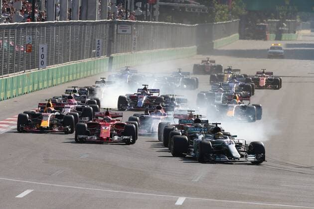 Beim Start bleibt Lewis Hamilton (Mercedes AMG Petronas Formula One Team) vorne, Grosser Preis von Aserbaidschan 2017, Rennen, Motorsport, Formel 1, 25.06.2017, Baku Copyright: xAndre Eibner-Pressefotox EP_JAE