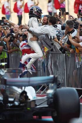 Lance Stroll (Williams Martini Racing) jubelt mit seinen Mechanikern, Grosser Preis von Aserbaidschan 2017, Rennen, Motorsport, Formel 1, 25.06.2017, Baku Copyright: xAndre Eibner-Pressefotox EP_JAE