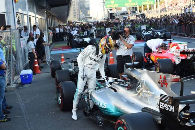 Lewis Hamilton (Mercedes AMG Petronas Formula One Team)an seinem Auto, Grosser Preis von Aserbaidschan 2017, Rennen, Motorsport, Formel 1, 25.06.2017, Baku Copyright: xAndre Eibner-Pressefotox EP_JAE