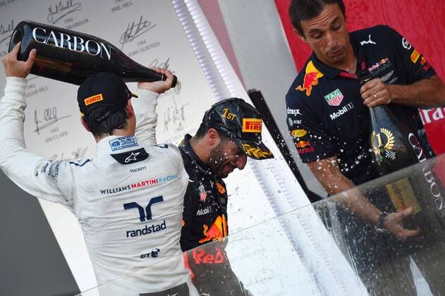 Lance Stroll (Williams Martini Racing) gibt Daniel Ricciardo (Red Bull Racing) eine Champagnerdusche, Grosser Preis von Aserbaidschan 2017, Rennen, Motorsport, Formel 1, 25.06.2017, Baku Copyright: xAndre Eibner-Pressefotox EP_JAE