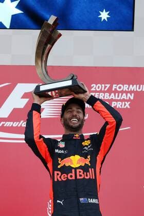 Daniel Ricciardo (Red Bull Racing) jubelt mit Pokal, Grosser Preis von Aserbaidschan 2017, Rennen, Motorsport, Formel 1, 25.06.2017, Baku Copyright: xAndre Eibner-Pressefotox EP_JAE