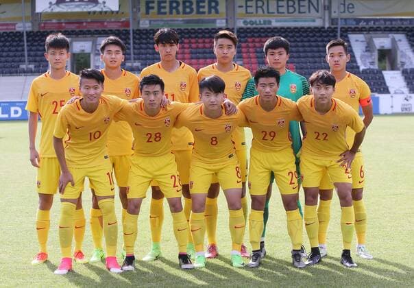Großaspach Fußball Testspiel, SG Sonnenhof Großaspach U20 Auswahl China, Mannschaftsfoto China, vorne v.l. Lin Liangming, Cui Lin, Yao Daogang, Cui Qi, Ning Weichen, hinten v.l. Yu Hao, Lei Wenjie, Xie Weijun, Thang Yan, Shi Xiaodong, Deng Yubiao