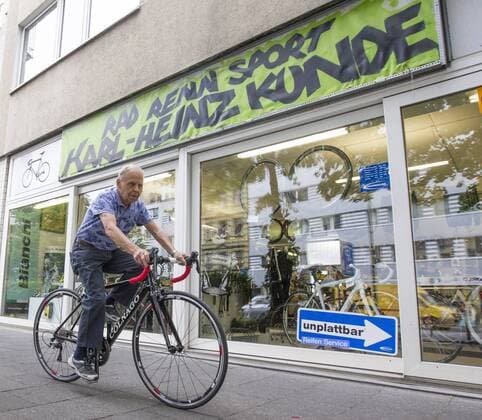 Radsport, Bergfloh Karl Heinz Kunde in seinem Fahrradladen Karl Heinz Kunde Koeln Deutschland Radsport Datum: 27.06.2017 Karl Heinz Kunde