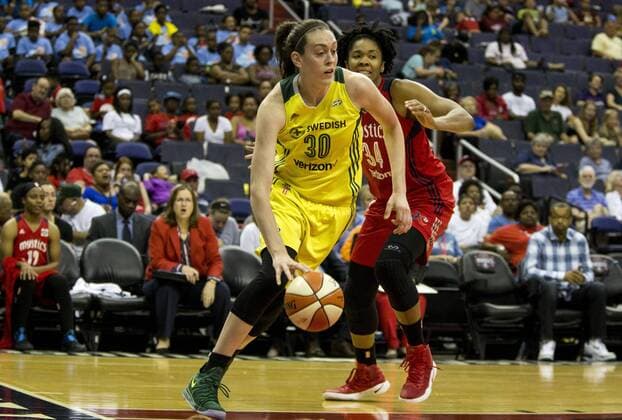 WASHINGTON, DC - JUNE 27: Seattle Storm forward Breanna Stewart (30) dribbles past Washington Mystics center Krystal Thomas (34) during a WNBA Basketball Damen USA game between the Washington Mystics and the Seattle Storm on June 27, 2017, at the Verizon Center, in Washington DC. The Mystics defeated the Storm 100-70. (Photo by Tony Quinn Icon Sportswire) WNBA: JUN 27 Seattle Storm at Washington Mystics Icon25517062719 EDITORIAL USE ONLY
