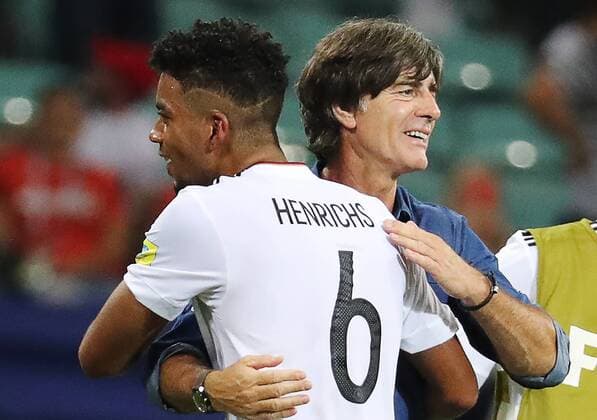 Bilder des Tages - SPORT SOCHI, RUSSIA - JUNE 29, 2017: Germany s Benjamin Henrichs (L) and head coach Joachim Low celebrate their victory in the 2017 FIFA Confederations Cup semifinal football match against Mexico at Fisht Stadium. Germany won the game 4-1. Artyom Korotayev TASS  TS055852