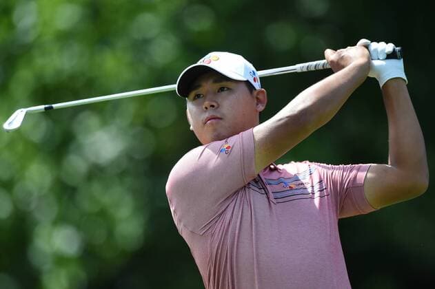 JUN 29, 2017 - Si Woo Kim (KOR) tees off at the third hole during the opening round at the 2017 Quicken Loans National at the Tournament Players Club in Potomac MD. PGA Golf Herren 2017: Quicken Loans National JUN 29 - ZUMAcjm_ 20170629_zaf_cjm_015 Copyright: xJohnxMiddlebrookx