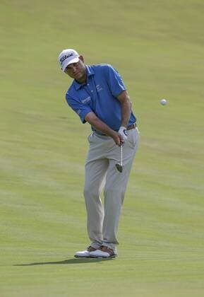 POTOMAC, MD - JUNE 30: Bill Haas chips to the 15th green during the second round of the Quicken Loans National on June 30, 2017 at TPC Potomac at Avenel Farm in Potomac, MD.(Photo by Justin Cooper Icon Sportswire) GOLF: JUN 30 PGA Golf Herren - Quicken Loans National - Second Round Icon170630003 EDITORIAL USE ONLY