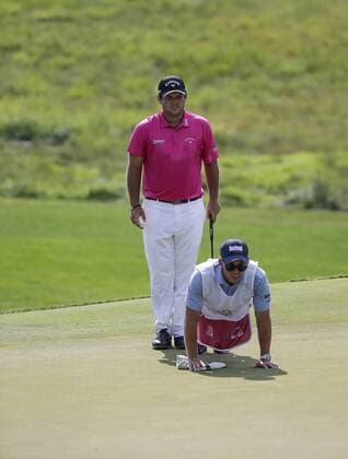 POTOMAC, MD - JUNE 30: Patrick Reed and his caddie line up his putt on the 15th green during the second round of the Quicken Loans National on June 30, 2017 at TPC Potomac at Avenel Farm in Potomac, MD.(Photo by Justin Cooper Icon Sportswire) GOLF: JUN 30 PGA Golf Herren - Quicken Loans National - Second Round Icon170630005 EDITORIAL USE ONLY