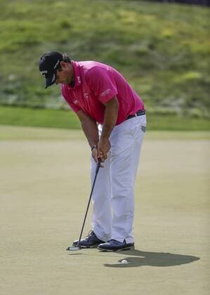 POTOMAC, MD - JUNE 30: Patrick Reed sinks his second putt on the 15th green during the second round of the Quicken Loans National on June 30, 2017 at TPC Potomac at Avenel Farm in Potomac, MD.(Photo by Justin Cooper Icon Sportswire) GOLF: JUN 30 PGA Golf Herren - Quicken Loans National - Second Round Icon170630007 EDITORIAL USE ONLY