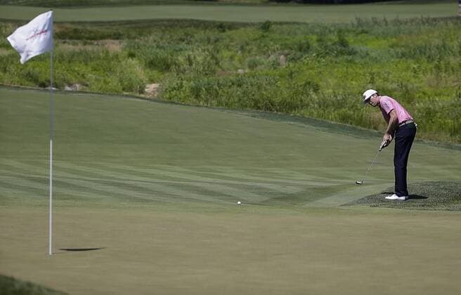 POTOMAC, MD - JUNE 30: Kyle Reifers putts out of the fringe around the 10th green during the second round of the Quicken Loans National on June 30, 2017 at TPC Potomac at Avenel Farm in Potomac, MD.(Photo by Justin Cooper Icon Sportswire) GOLF: JUN 30 PGA Golf Herren - Quicken Loans National - Second Round Icon170630022 EDITORIAL USE ONLY