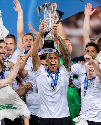 Fussball International U 21 Europameisterschaft 2017 in Krakau 30.06.2017 Finale Deutschland - Spanien JUBEL Deutschland; Davie Selke mit EM Pokal 