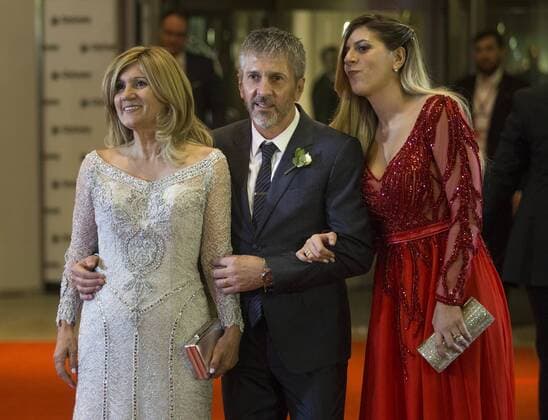 (170701) -- ROSARIO, July 1, 2017 -- Argentine soccer player Lionel Messi s parents Jorge(C) and Celia(L) and his sister Maria Sol pose at their wedding in Rosario, Argentina, June 30, 2017. )(wll) (SP)ARGENTINA-ROSARIO-SOCCER-MESSI-WEDDING MartinxZabala 