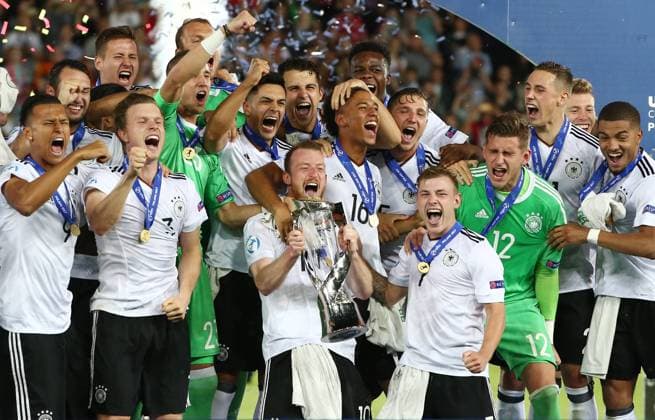 Maximilian Arnold mit dem Pokal Titelgewinn Mannschaft Team Siegerehrung Freude Emotion jubelnd Jubel nach Sieg Fußball Fussball Finale U21 U 21 EM Europameisterschaft Länderspiel Saison 2016 2017 30.06.2017 in Krakau Polen DFB Nationalmannschaft GER BRDeutschland vs. Spanien ESP