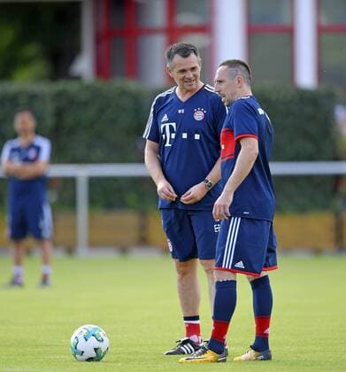 01.07.2017, Fussball 1.Liga 2017 2018, FC Bayern München Trainingsauftakt an der Säbener Strasse in München, v.li: Neuzugang Co-Trainer Willy Sagnol mit Franck Ribery (FC Bayern München). 