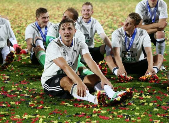 Niklas Stark, Mannschaft Team Freude Emotion jubelnd Jubel nach Spielende Titelgewinn Sieger Europameister Fußball Fussball Finale U21 U 21 EM Europameisterschaft Länderspiel Saison 2016 2017 30.06.2017 in Krakau Polen DFB Nationalmannschaft GER BRDeutschland vs. Spanien ESP