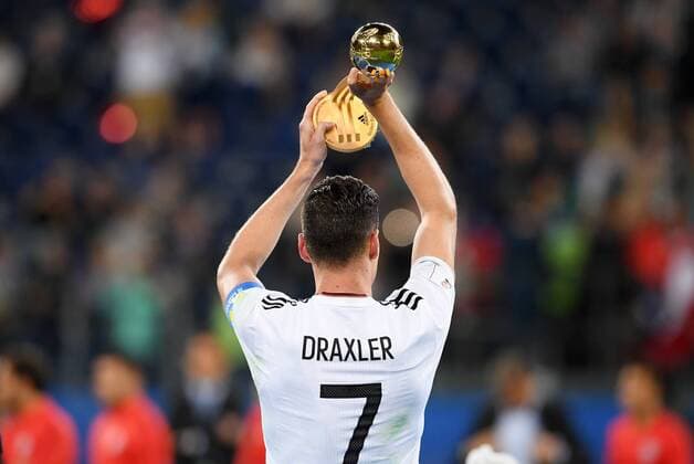 FUSSBALL FIFA Confed Cup 2017 FINALE IN ST. PETERSBURG Chile - Deutschland 02.07.2017 Julian DRAXLER (Deutschland) bekommt die Auszeichnung des besten Spieler des Turniers 