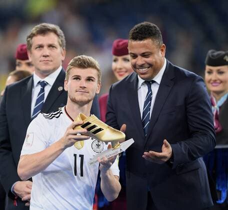 Themen der Woche - SPORT FUSSBALL FIFA Confed Cup 2017 FINALE IN ST. PETERSBURG Chile - Deutschland 02.07.2017 Timo WERNER (li, Deutschland) bekommt die Auszeichung fuer den besten Torschuetzen des Turniers von Ronaldo (Brasilien) 