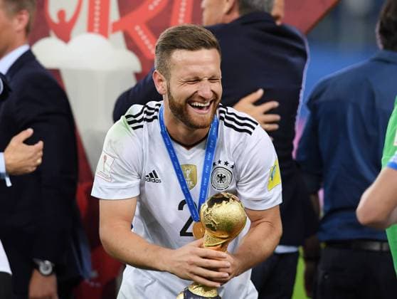FUSSBALL FIFA Confed Cup 2017 FINALE IN ST. PETERSBURG Chile - Deutschland 02.07.2017 Deutschland gewinnt den Confed Cup 2017:Shkodran MUSTAFI jubelt mit dem Pokal 
