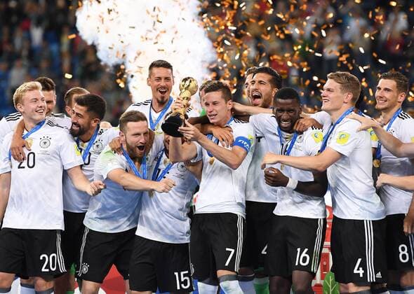FUSSBALL FIFA Confed Cup 2017 FINALE IN ST. PETERSBURG Chile - Deutschland 02.07.2017 Deutschland gewinnt den Confed Cup 2017: Julian BRANDT, Kerem DEMIRBAY, Shkodran MUSTAFI, Sandro WAGNER, Julian DRAXLER jubelt mit dem Pokal, Emre CAN, Antonio RUEDIGER, Matthias GINTER und Leon GORETZKA (v.li.) 