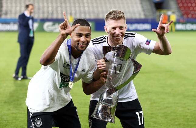 Mitchell Weiser mit dem Pokal, Serge Gnabry Titelgewinn Mannschaft Team Siegerehrung Freude Emotion jubelnd Jubel nach Sieg Fußball Fussball Finale U21 U 21 EM Europameisterschaft Länderspiel Saison 2016 2017 30.06.2017 in Krakau Polen DFB Nationalmannschaft GER BRDeutschland vs. Spanien ESP
