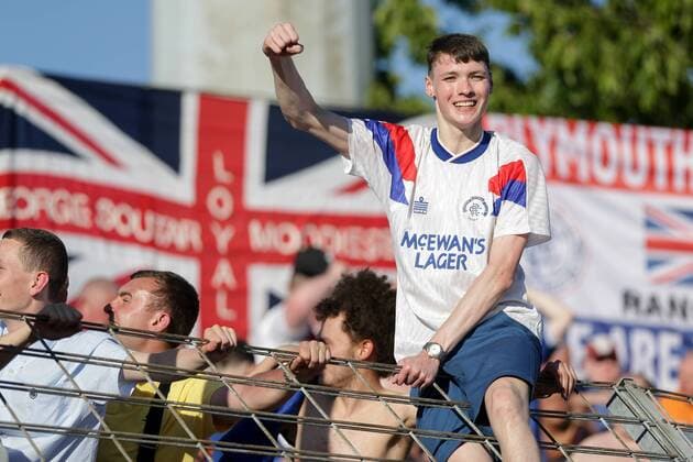 Schottischer Fan auf dem Zaun, Gitter, Fahnen, Union Jack 04.07.2017 Fussball Europa League Qualifikation, 1. Runde, Saison 2017-2018 04.07.2017 LUX, ELQ, FC Progres Niederkorn (LUX) - Glasgow Rangers FC (SCO) Stade Josy Barthel, Luxemburg 